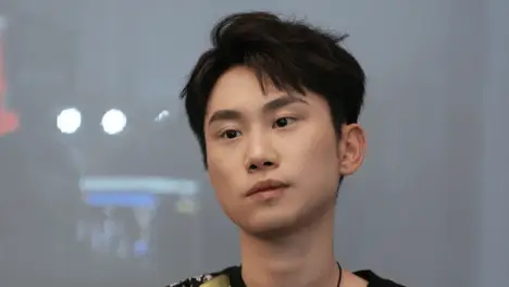 IG惨败内幕：Rookie被单杀致中路全面失守，TheShy团战离场引发团队协作瓦解